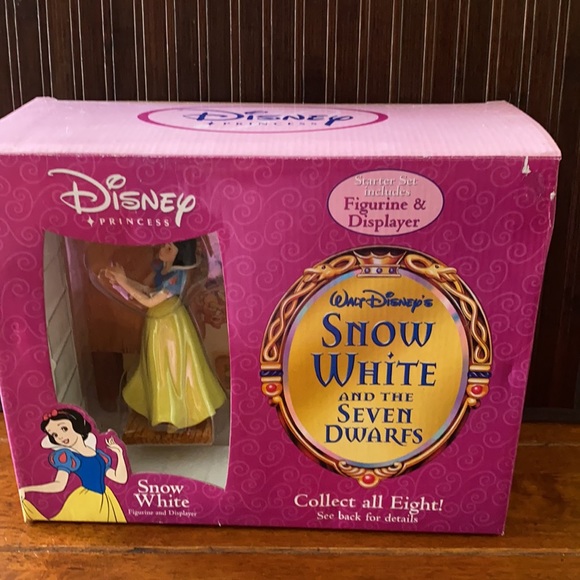 Walt Disney’s Snow White and the Seven Dwarfs 65th Anniversary set by Enesco. - Picture 2 of 10